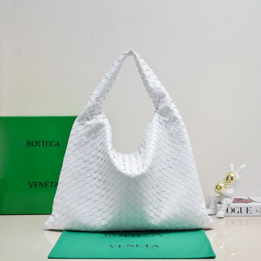 Batch 2160 #Bv New large HOP bag, the bag body and handles are made of a whole piece of woven leather. The bag body is soft and lazy. Hop symbolizes the praise of innovation and eternal craftsmanship [love]. The pyramid silhouette combines practicality and fashion. Modern and casual, the bag mouth is double-sided closed design, more convenient and safe! The cowhide texture also makes the bag more wear-resistant and durable. A must-have for fashionable ladies who like minimalism yet comfortable and casual! Size: 54x24x13, Model: 3970#